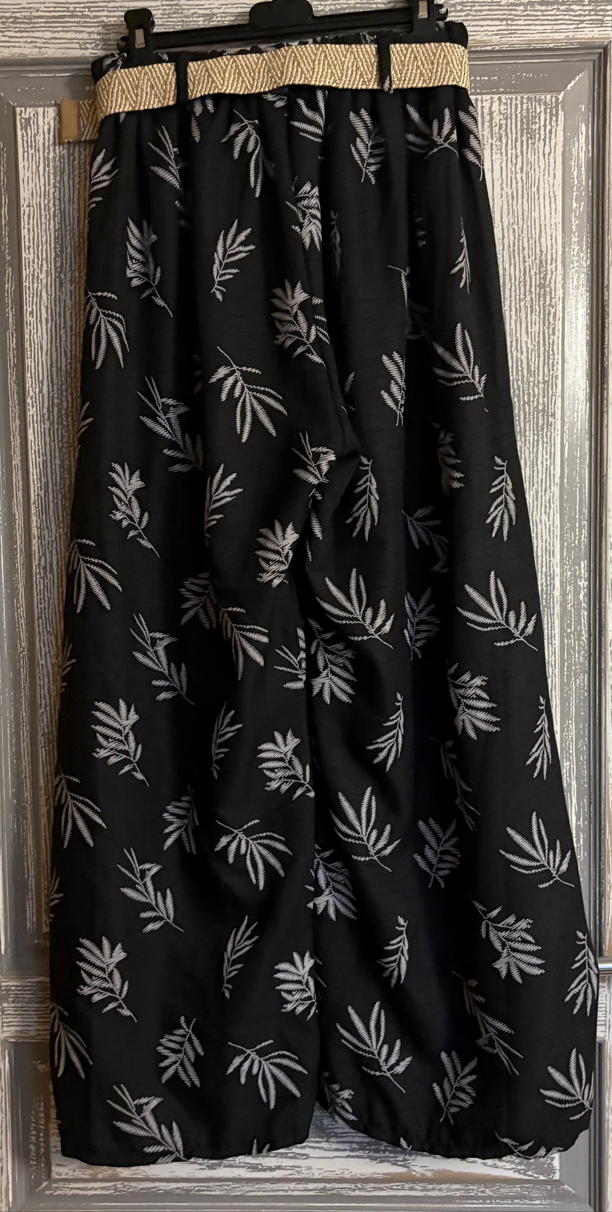 Zwarte broek met wit bladpatroon – photo 2